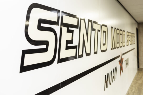 Sento Modo Sports Logo Muur